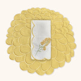 Set de Manteleria Flor Dalia en Loneta  Amarilla con Servilleta de Lino Bordado en Amarillo. 8 piezas