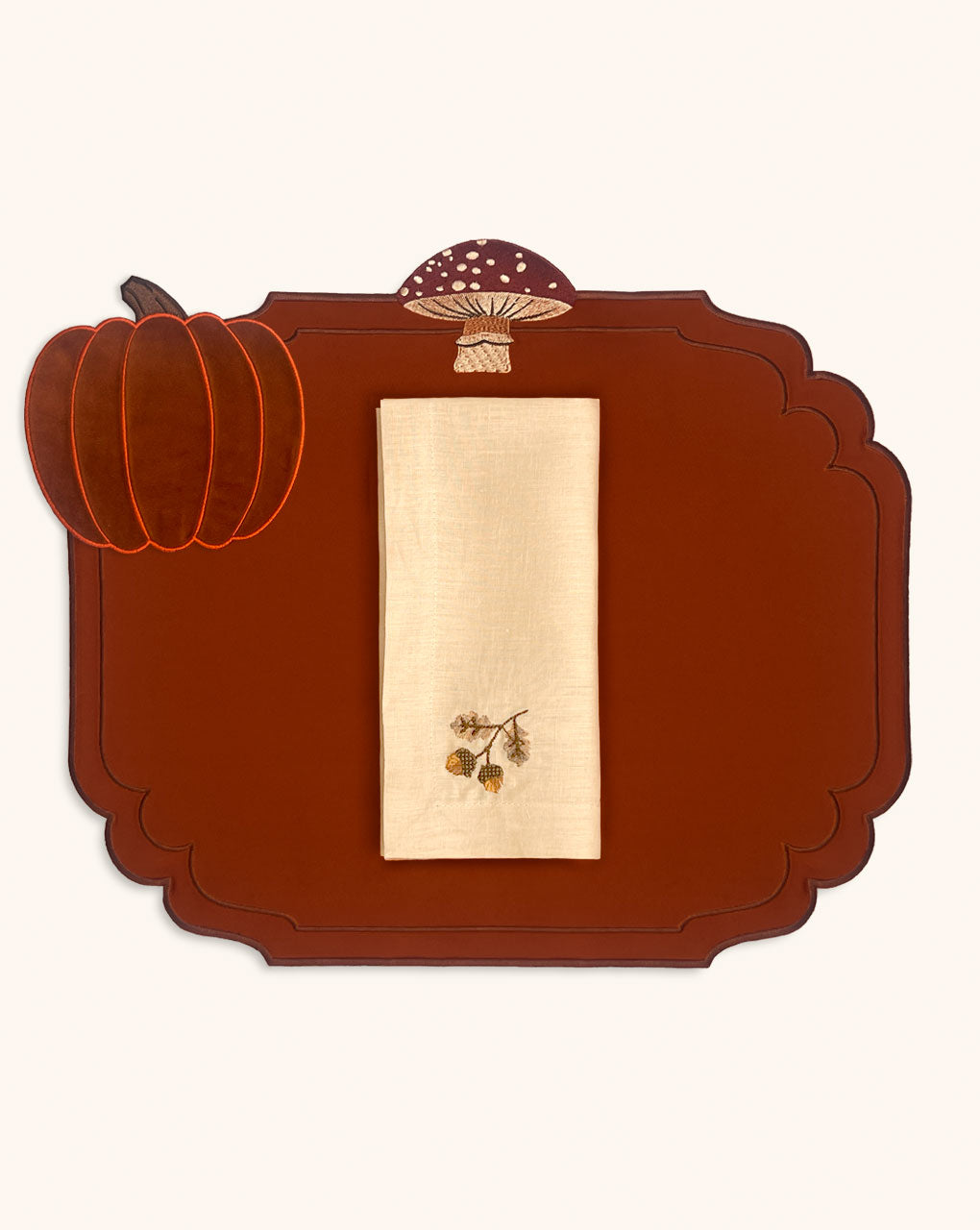 Set de Mantelería con 4 Individuales Hongo de Terciopelo Café, 4 Servilletas de Bellotas y 4 Cocteleras de Calabaza