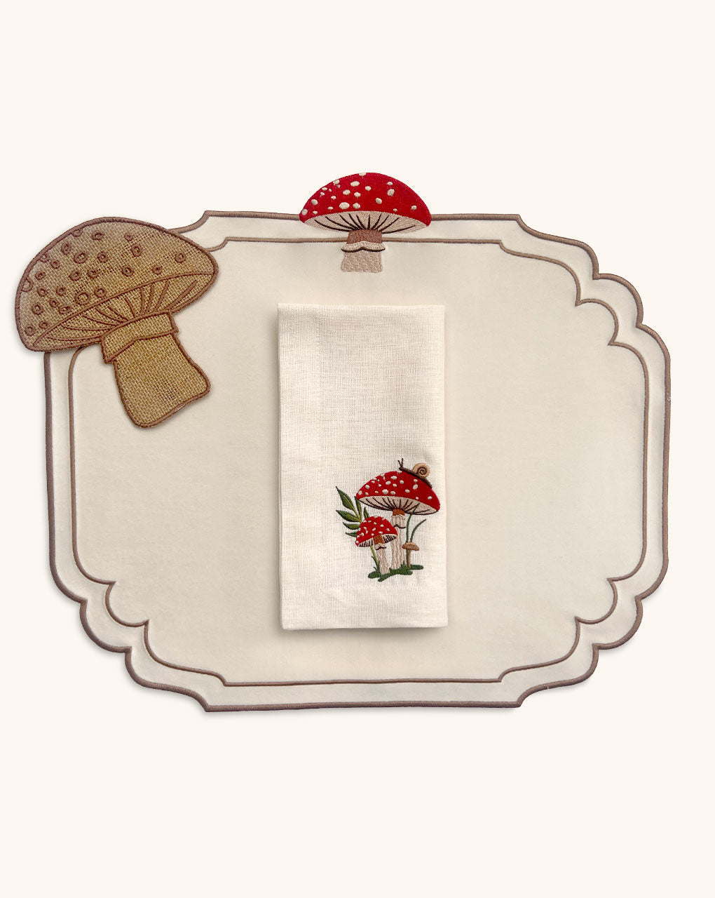 Set de Mantelería con 4 Individuales Hongo de Terciopelo Ivory, 4 Servilletas de Hongo y 4 Cocteleras Hongo de Yute