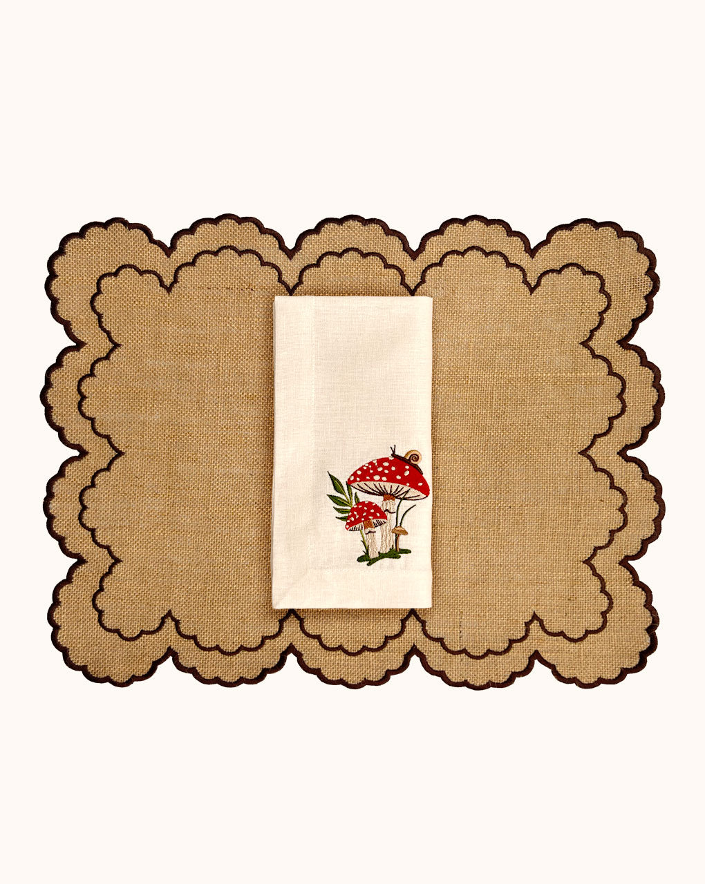 Set de Individuales Majo de Yute con Orilla Bordada en Café y Servilletas de Lino Color Crudo con Bordado de Hongos. Set para 4 personas