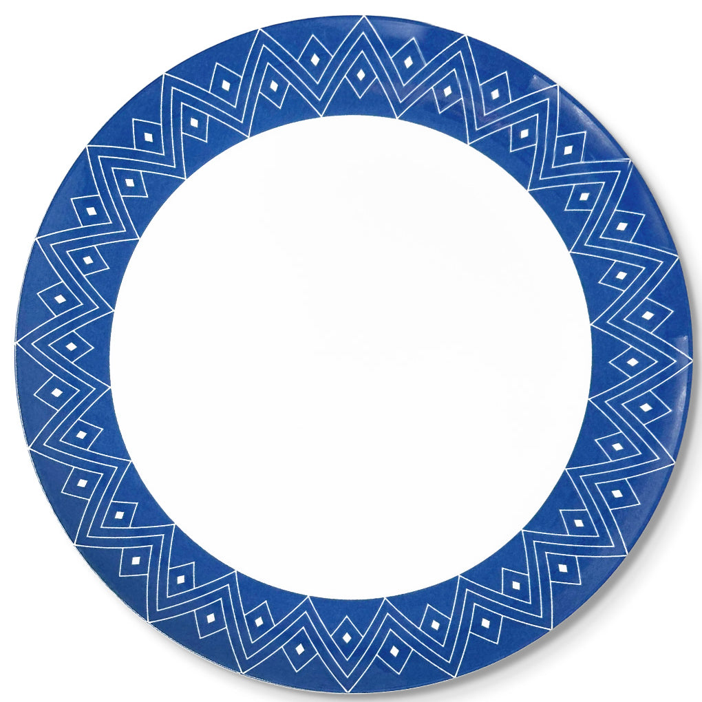 Bajoplato de porcelana blanca con orilla azul con decoraciones geométricas, de la colección Identidad diseñada por Sofía Aspe Interiorismo para Zash