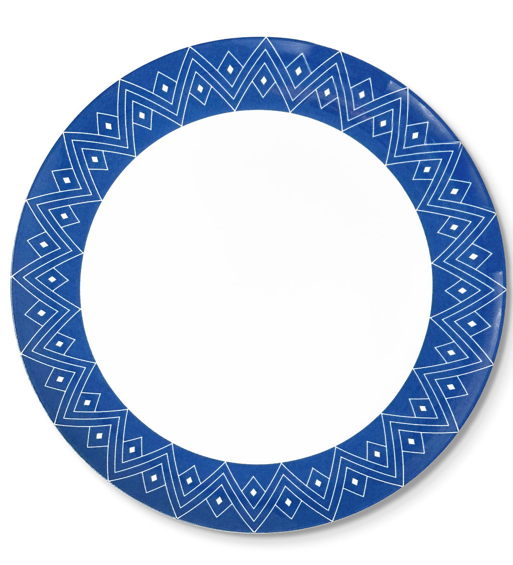 Bajoplato de porcelana blanca con orilla azul con decoraciones geométricas, de la colección Identidad diseñada por Sofía Aspe Interiorismo para Zash