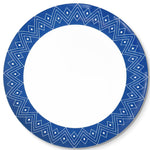 Bajoplato de porcelana blanca con orilla azul con decoraciones geométricas, de la colección Identidad diseñada por Sofía Aspe Interiorismo para Zash