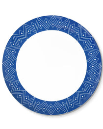 Bajoplato de porcelana blanca con orilla azul con decoraciones geométricas, de la colección Identidad diseñada por Sofía Aspe Interiorismo para Zash