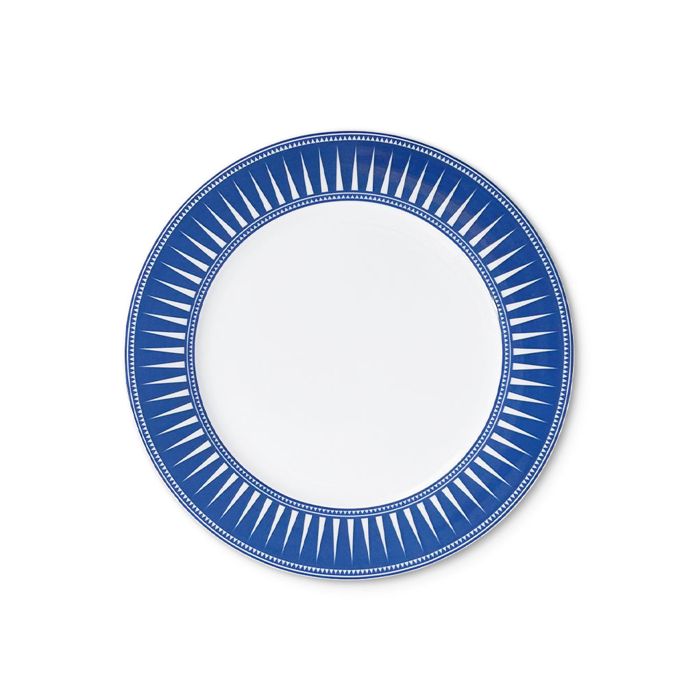 Plato para ensalada de porcelana blanca con orilla azul decorada con rayos, de la colección Identidad diseñada por Sofía Aspe Interiorismo para Zash