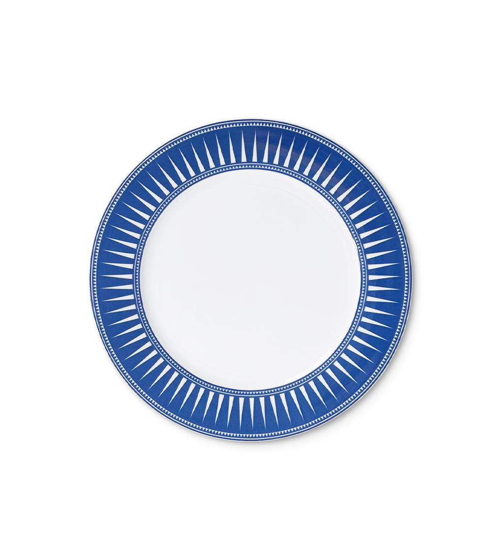Plato para ensalada de porcelana blanca con orilla azul decorada con rayos, de la colección Identidad diseñada por Sofía Aspe Interiorismo para Zash