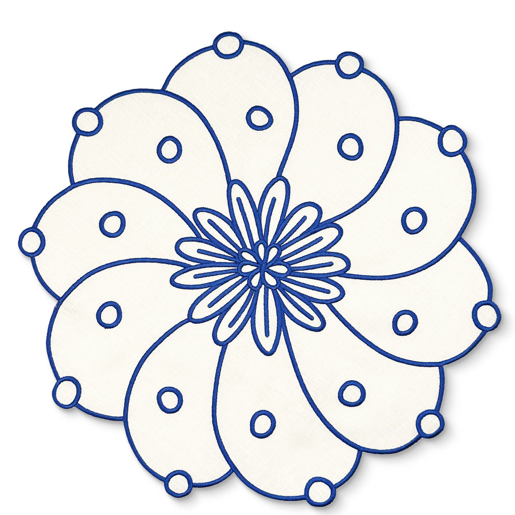 Individual Identidad en Lino Blanco con Bordado de Biznaga en Azul, diseñada por Sofía Aspe Interiorismo para Zash