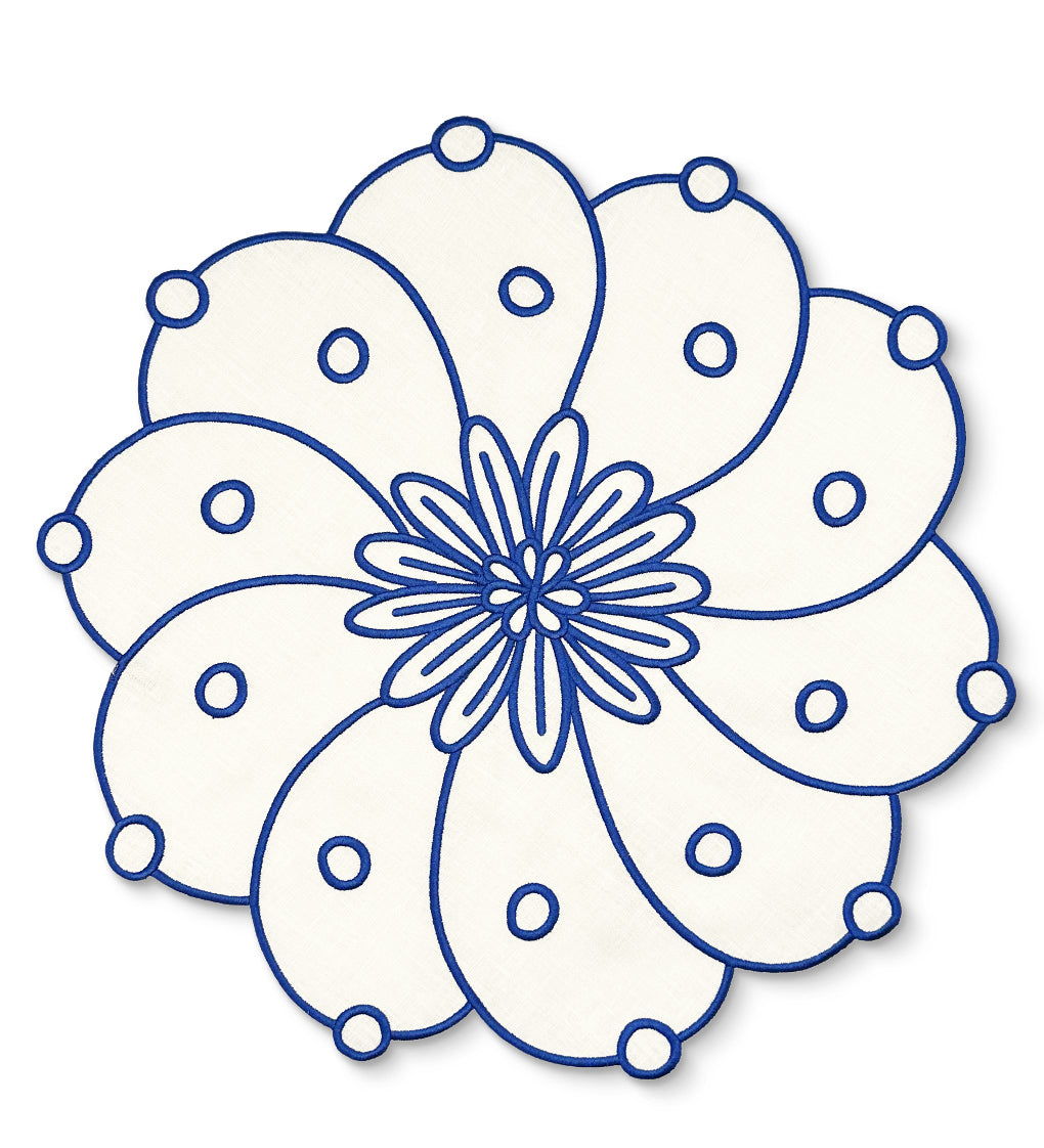 Individual Identidad en Lino Blanco con Bordado de Biznaga en Azul, diseñada por Sofía Aspe Interiorismo para Zash