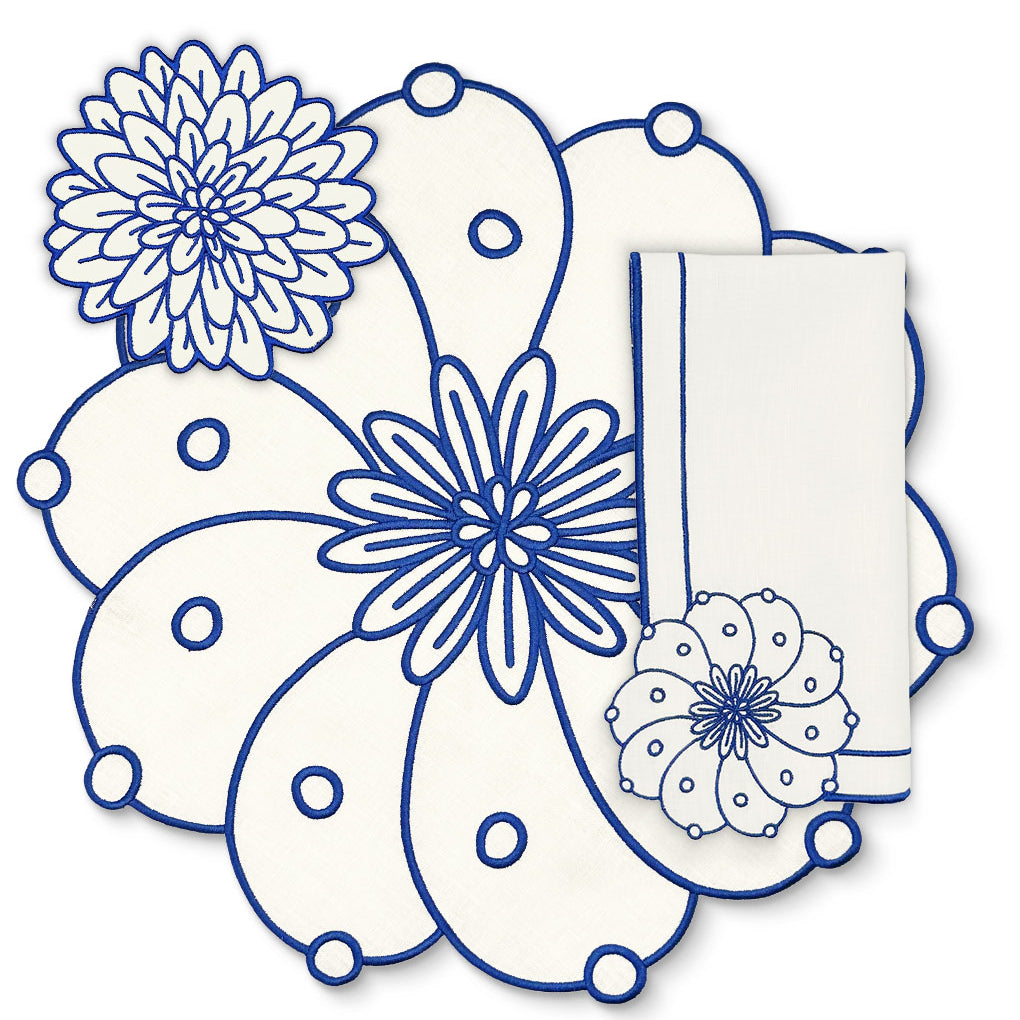 Set de Mantelería Identidad con Individuales, Servilletas y Coasters en Lino Blanco con Bordado en Azul, diseñado por Sofía Aspe Interiorismo para Zash