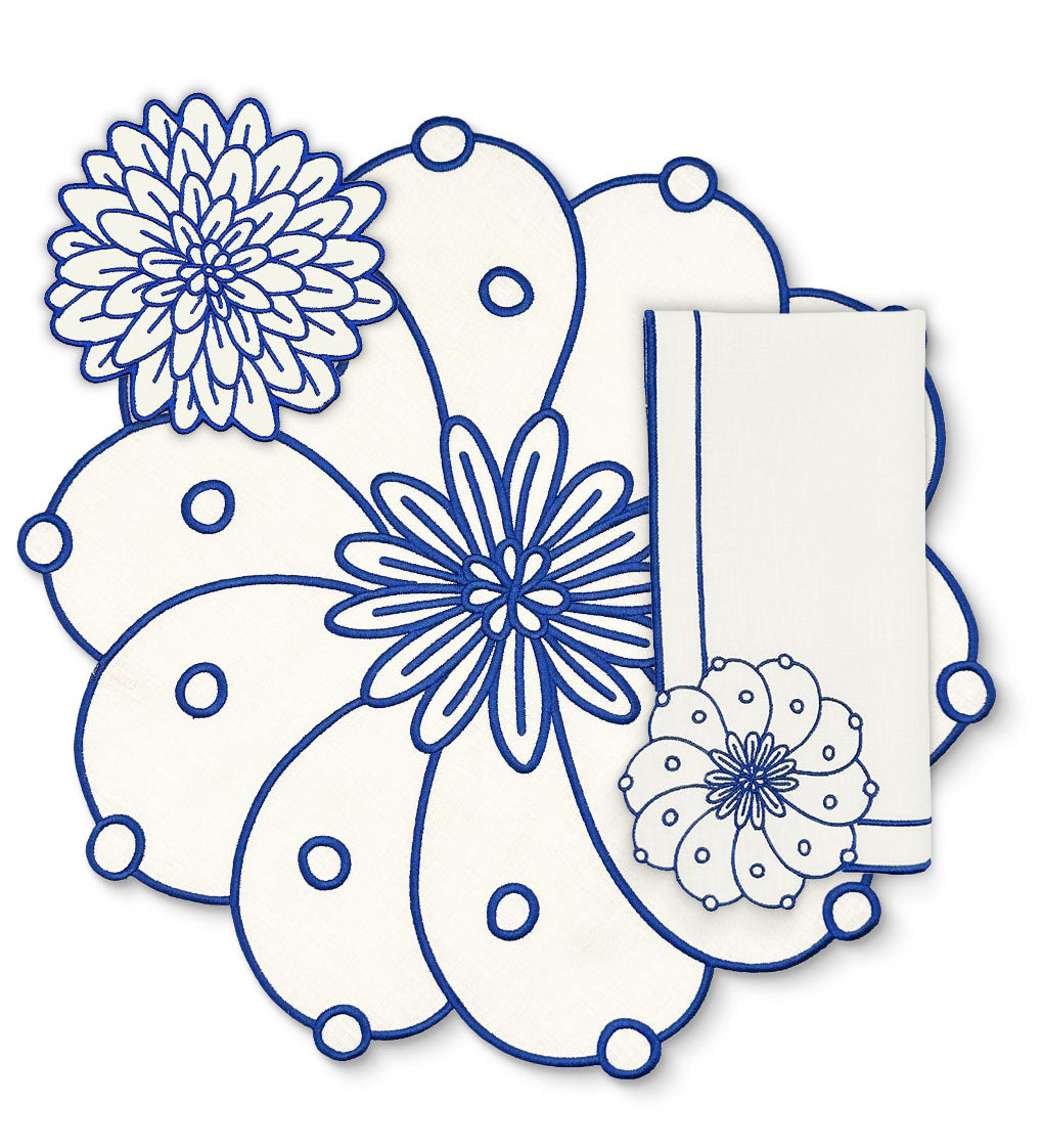 Set de Mantelería Identidad con Individuales, Servilletas y Coasters en Lino Blanco con Bordado en Azul, diseñado por Sofía Aspe Interiorismo para Zash