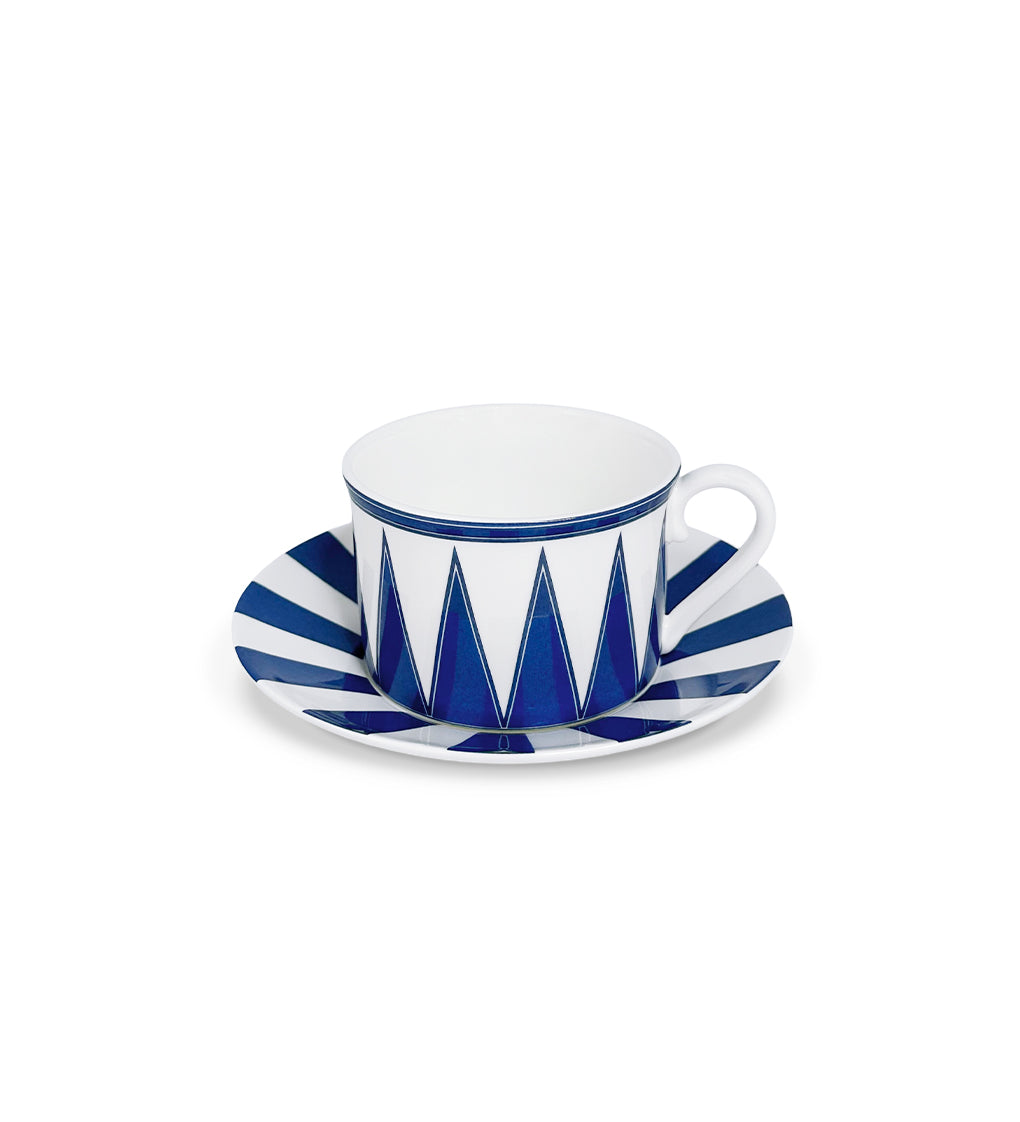 Taza de té de porcelana blanca con rayas azules, de la colección Identidad diseñada por Sofía Aspe Interiorismo para Zash