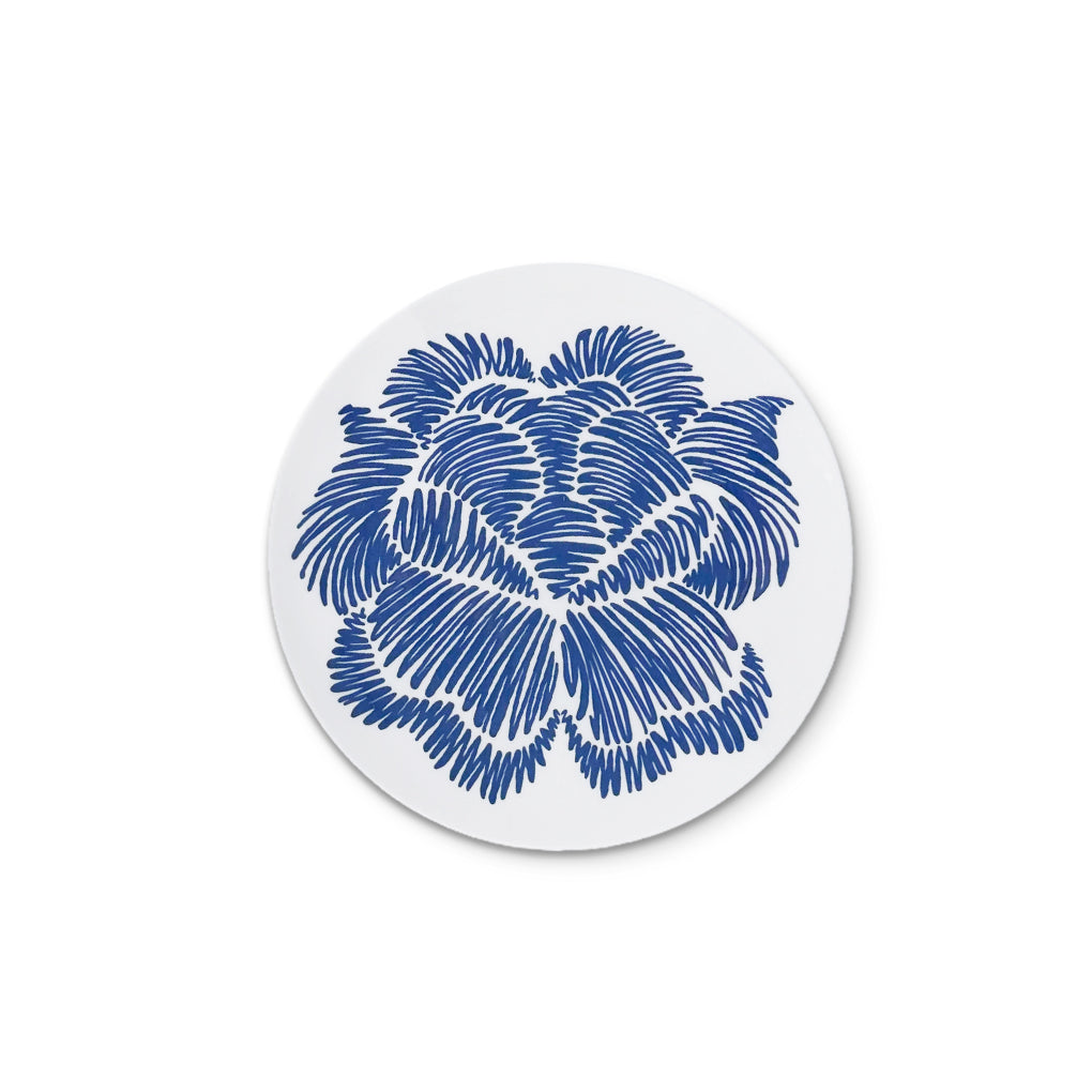 Plato para pan de porcelana blanca con flor en azul, de la colección Identidad diseñada por Sofía Aspe Interiorismo para Zash