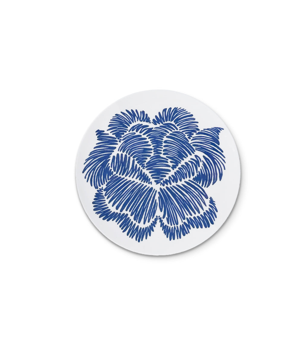 Plato para pan de porcelana blanca con flor en azul, de la colección Identidad diseñada por Sofía Aspe Interiorismo para Zash