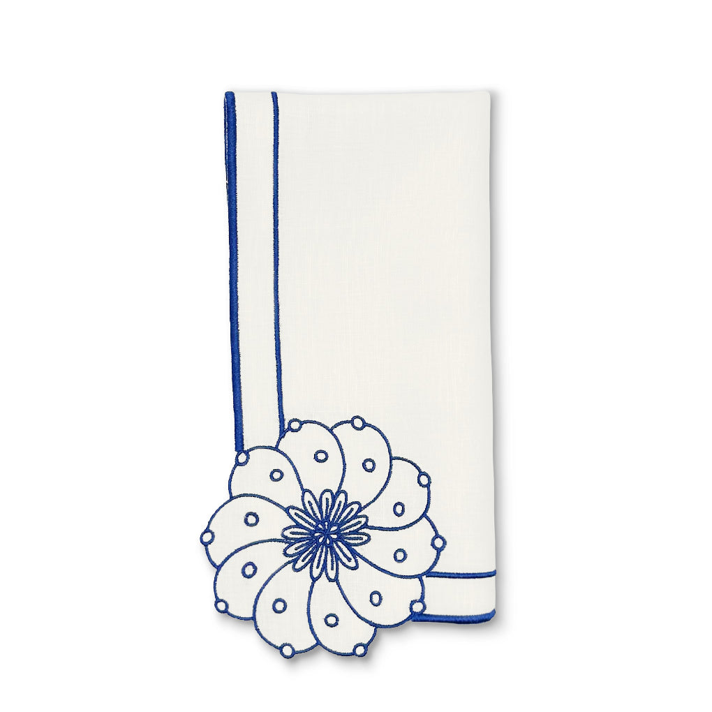 Servilleta Identidad en Lino Blanco con Bordado de Biznaga en Azul, diseñadas por Sofía Aspe Interiorismo para Zash