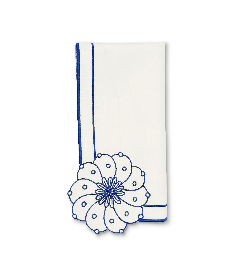 Servilleta Identidad en Lino Blanco con Bordado de Biznaga en Azul, diseñadas por Sofía Aspe Interiorismo para Zash