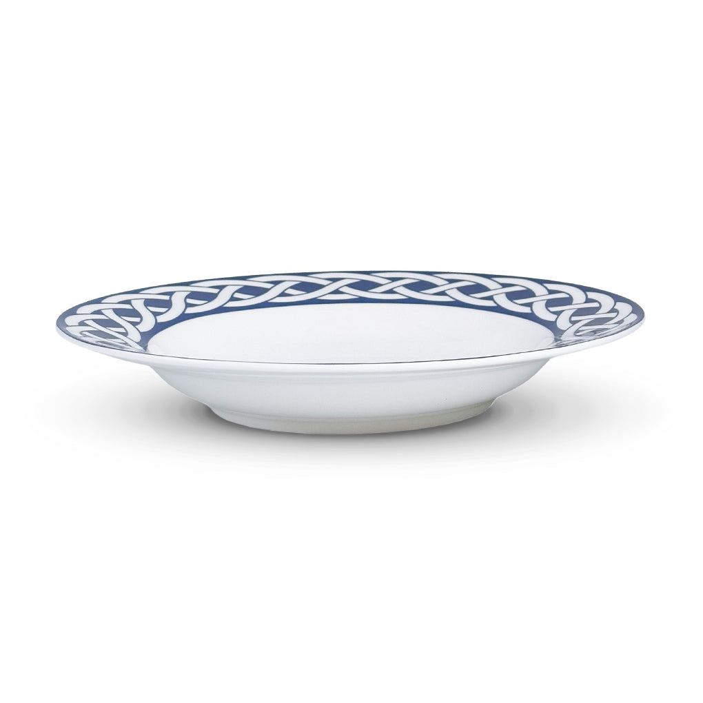Plato sopero de porcelana blanco con orilla decorada en azul con cadena, de la colección Identidad diseñada por Sofía Aspe Interiorismo para Zash