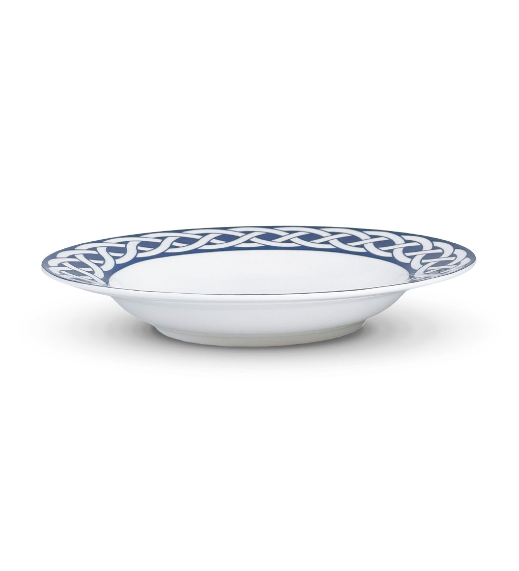 Plato sopero de porcelana blanco con orilla decorada en azul con cadena, de la colección Identidad diseñada por Sofía Aspe Interiorismo para Zash