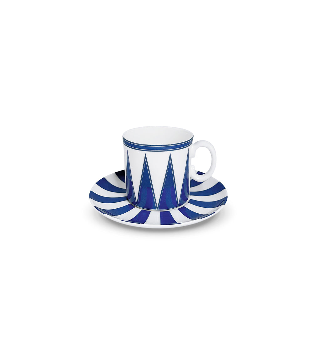 Taza de espresso de porcelana blanca con rayas azules, de la colección Identidad diseñada por Sofía Aspe Interiorismo para Zash