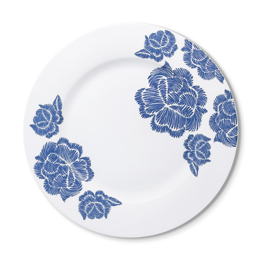 Plato trinche de porcelana decorado con flores azules, de la colección Identidad diseñada por Sofía Aspe Interiorismo para Zash