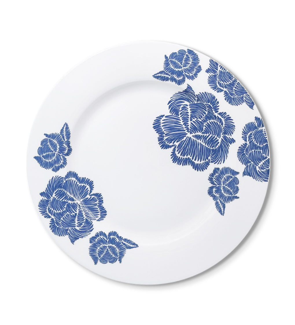 Plato trinche de porcelana decorado con flores azules, de la colección Identidad diseñada por Sofía Aspe Interiorismo para Zash