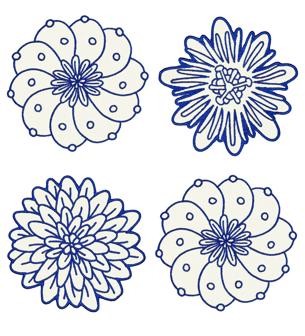 Set de 4 Coasters Identidad en Lino Blanco con Bordado de Biznaga, Paciflora y Dalia Azules, diseñado por Sofía Aspe Interiorismo para Zash