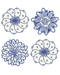 Set de 4 Coasters Identidad en Lino Blanco con Bordado de Biznaga, Paciflora y Dalia Azules, diseñado por Sofía Aspe Interiorismo para Zash