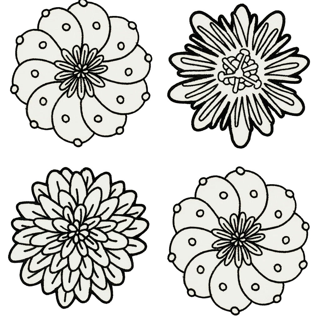 Set de 4 Coasters Identidad en Lino Blanco con Bordado de Biznaga, Paciflora y Dalia Negras, diseñado por Sofía Aspe Interiorismo para Zash