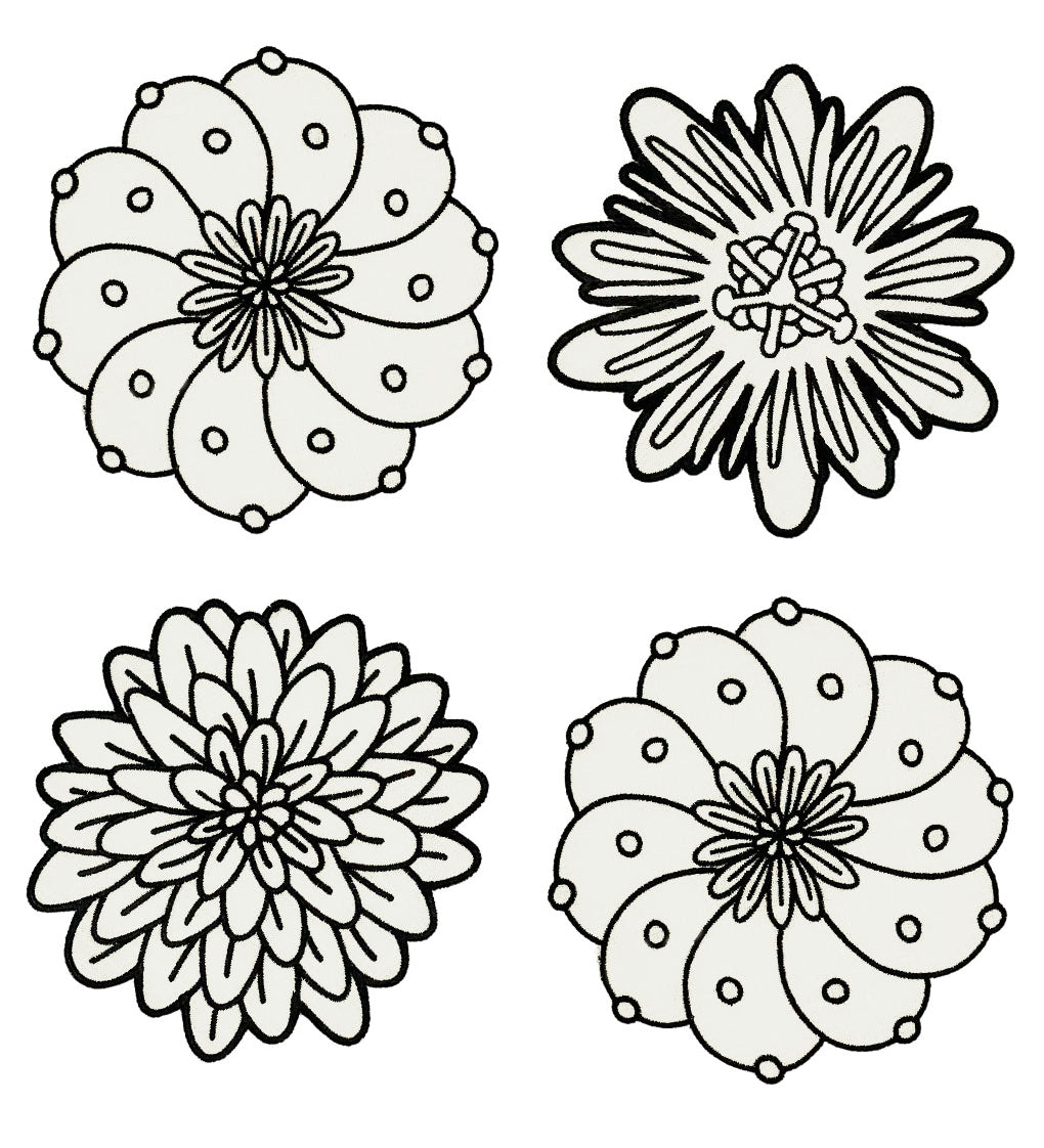 Set de 4 Coasters Identidad en Lino Blanco con Bordado de Biznaga, Paciflora y Dalia Negras, diseñado por Sofía Aspe Interiorismo para Zash