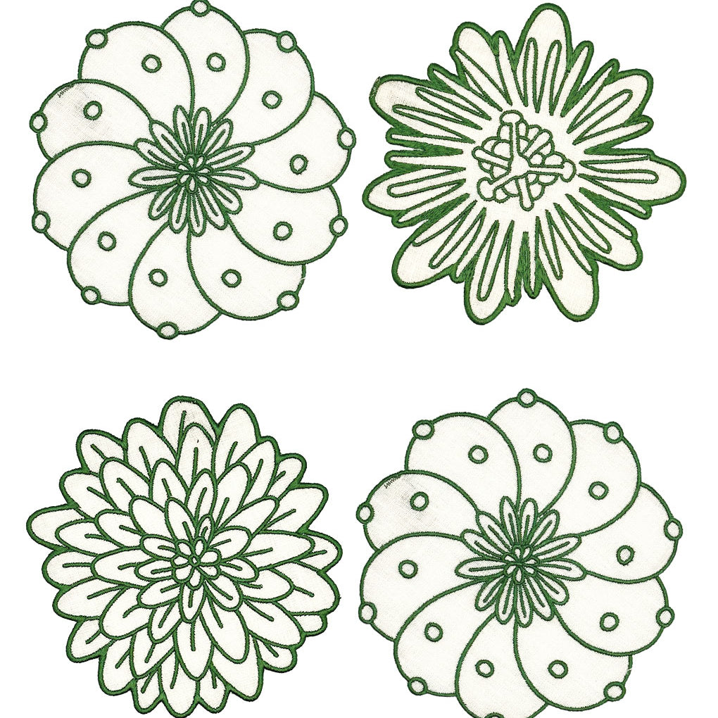 Set de 4 Coasters Identidad en Lino Blanco con Bordado de Biznaga, Paciflora y Dalia Verdes, diseñado por Sofía Aspe Interiorismo para Zash