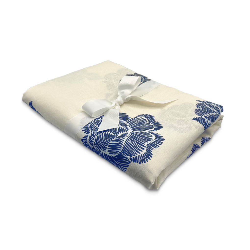 Mantel de Mesa Rectangular en Lino Blanco con Flores Azules 3.7 x 2.7m, de la colección Identidad diseñada por Sofía Aspe Interiorismo para Zash