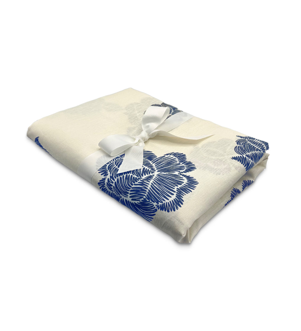 Mantel de Mesa Rectangular en Lino Blanco con Flores Azules 3.7 x 2.7m, de la colección Identidad diseñada por Sofía Aspe Interiorismo para Zash