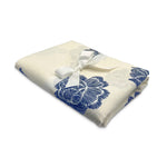 Mantel de Mesa Rectangular en Lino Blanco con Flores Azules 3.7 x 2.7m, de la colección Identidad diseñada por Sofía Aspe Interiorismo para Zash