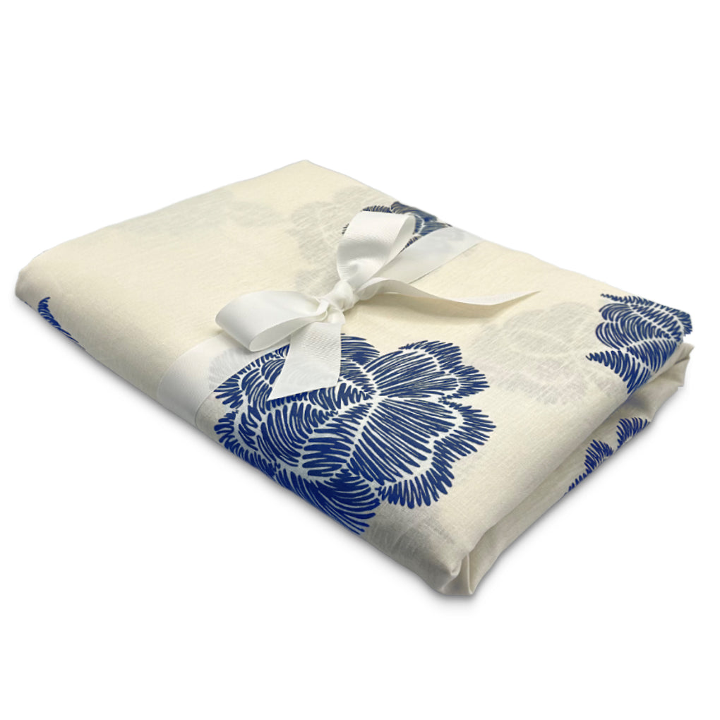 Mantel de Mesa Rectangular en Lino Blanco con Flores Azules 5 x 2.7m, de la colección Identidad diseñada por Sofía Aspe Interiorismo para Zash