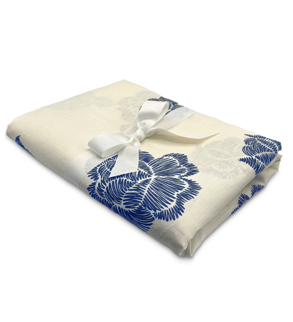 Mantel de Mesa Rectangular en Lino Blanco con Flores Azules 5 x 2.7m, de la colección Identidad diseñada por Sofía Aspe Interiorismo para Zash