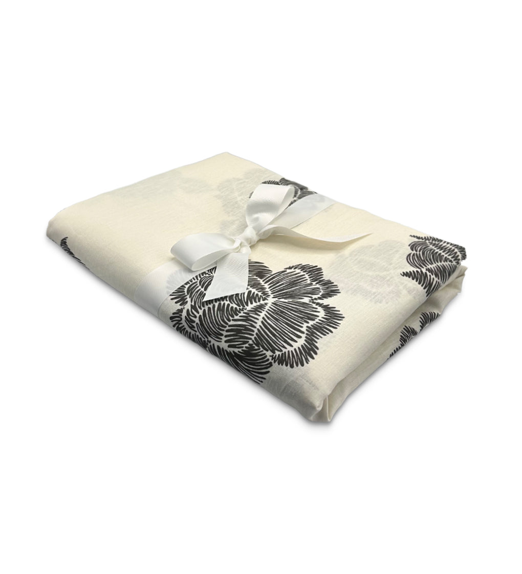 Mantel de Mesa Rectangular en Lino Blanco con Flores Negras 3.7 x 2.7m, de la colección Identidad diseñada por Sofía Aspe Interiorismo para Zash