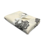Mantel de Mesa Rectangular en Lino Blanco con Flores Negras 3.7 x 2.7m, de la colección Identidad diseñada por Sofía Aspe Interiorismo para Zash