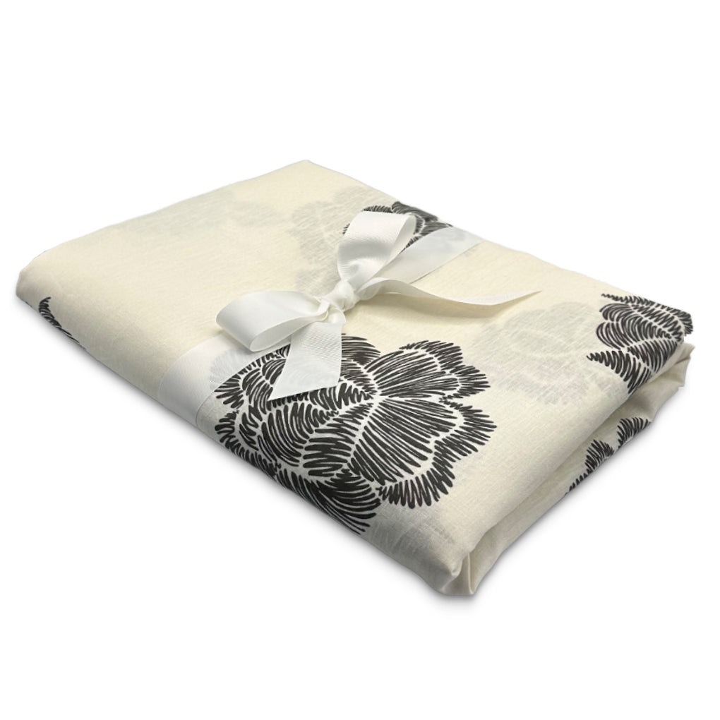 Mantel de Mesa Rectangular en Lino Blanco con Flores Negras 5 x 2.7m de la colección Identiidad, diseñado por Sofia Aspe Interiorismo para Zash