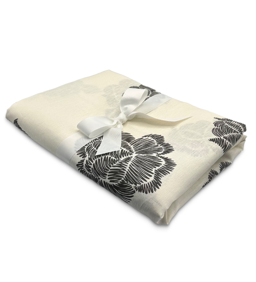 Mantel de Mesa Rectangular en Lino Blanco con Flores Negras 5 x 2.7m de la colección Identiidad, diseñado por Sofia Aspe Interiorismo para Zash