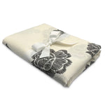 Mantel de Mesa Rectangular en Lino Blanco con Flores Negras 5 x 2.7m de la colección Identiidad, diseñado por Sofia Aspe Interiorismo para Zash