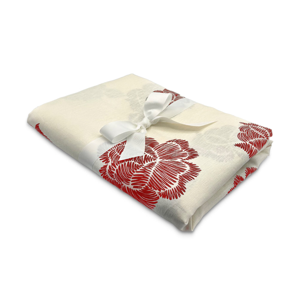 Mantel de Mesa Rectangular en Lino Blanco con Flores Rojas 3.7 x 2.7m, de la colección Identidad diseñada por Sofía Aspe Interiorismo para Zash