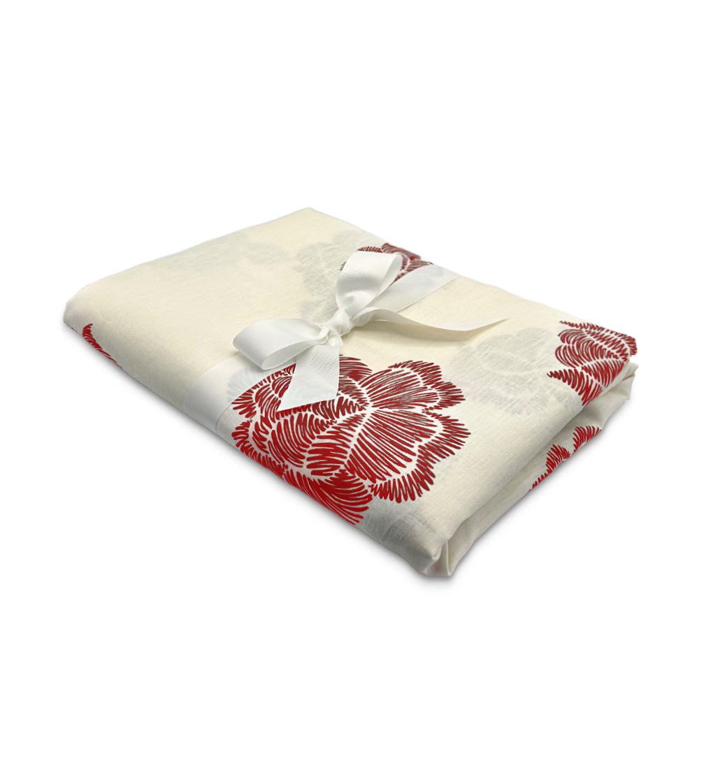 Mantel de Mesa Rectangular en Lino Blanco con Flores Rojas 3.7 x 2.7m, de la colección Identidad diseñada por Sofía Aspe Interiorismo para Zash