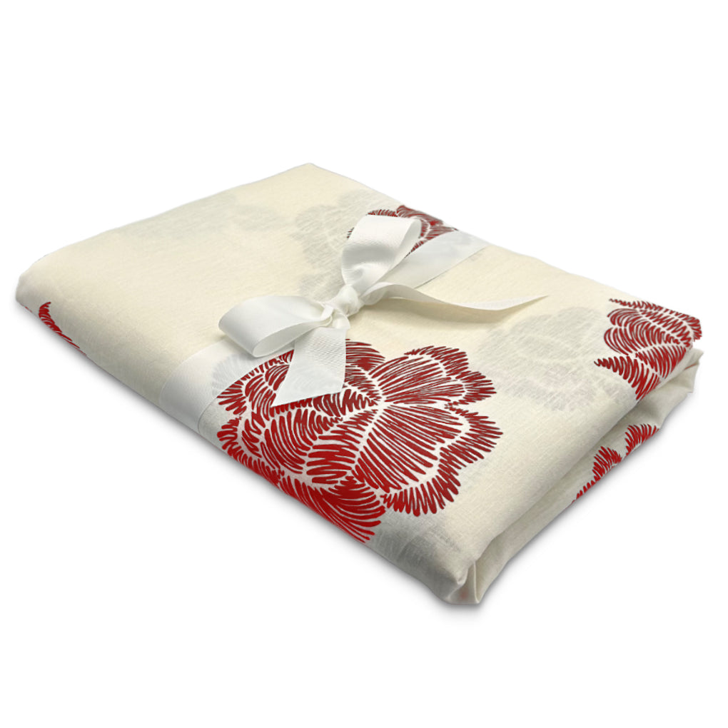 Mantel de Mesa Rectangular en Lino Blanco con Flores Rojas 5 x 2.7m, de la colección Identidad diseñada por Sofía Aspe Interiorismo para Zash