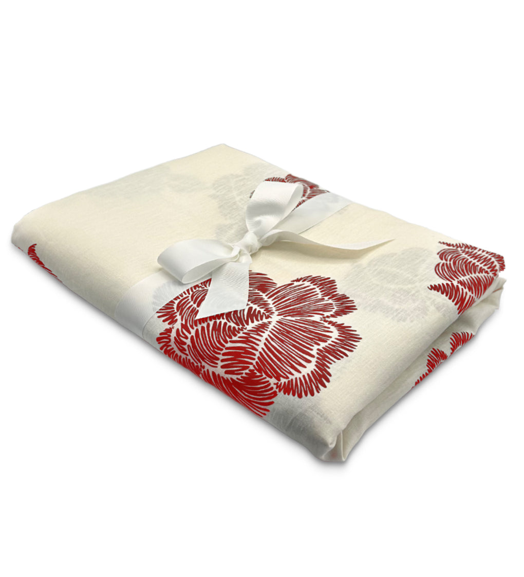 Mantel de Mesa Rectangular en Lino Blanco con Flores Rojas 5 x 2.7m, de la colección Identidad diseñada por Sofía Aspe Interiorismo para Zash