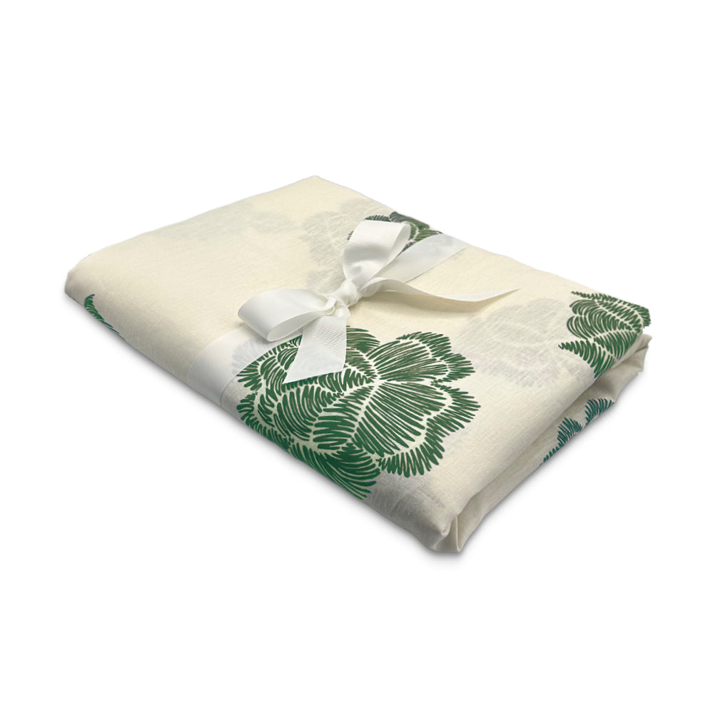 Mantel de Mesa Rectangular en Lino Blanco con Flores Verdes 3.7 x 2.7m, de la colección Identidad diseñada por Sofía Aspe Interiorismo para Zash