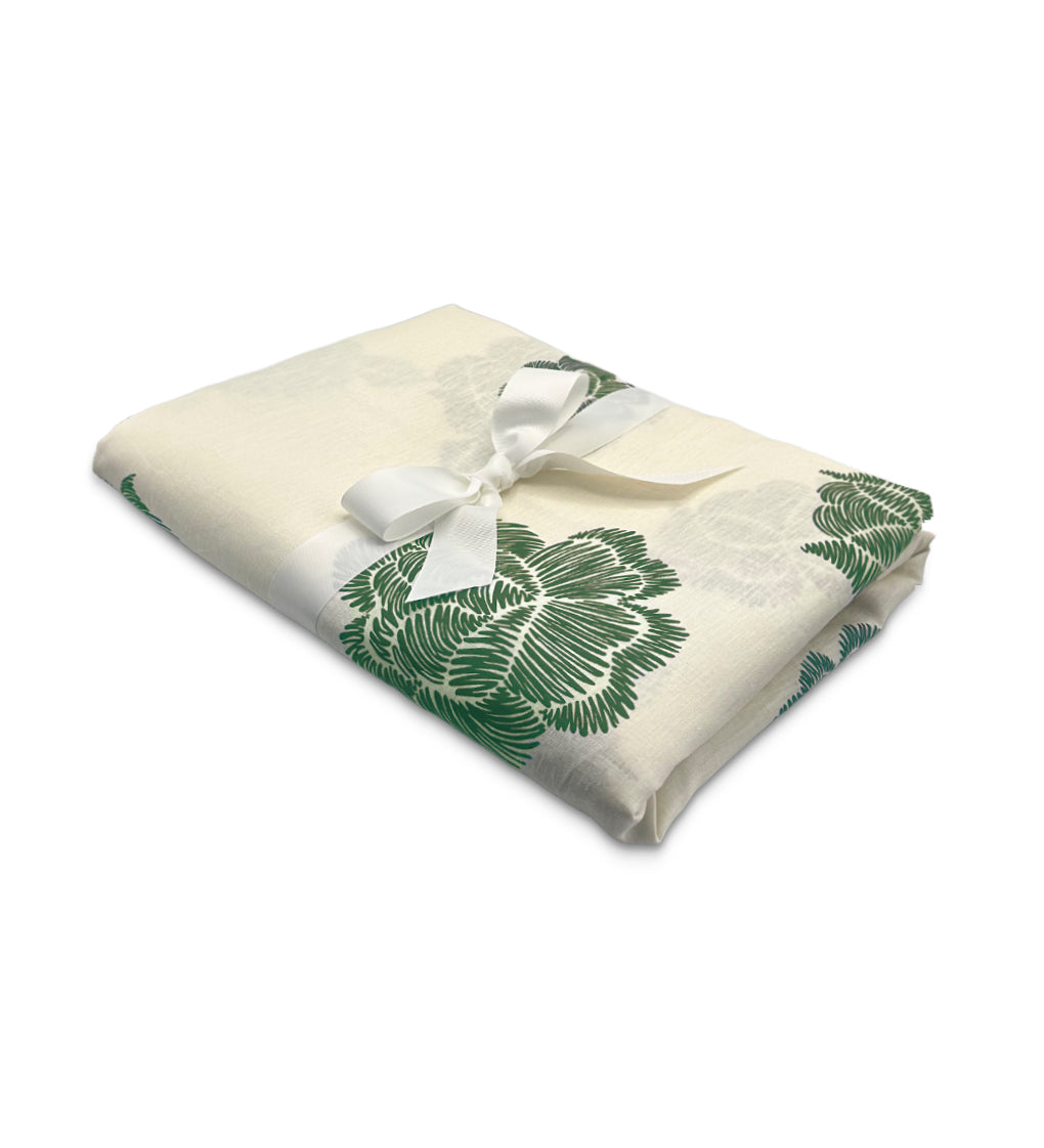 Mantel de Mesa Rectangular en Lino Blanco con Flores Verdes 3.7 x 2.7m, de la colección Identidad diseñada por Sofía Aspe Interiorismo para Zash
