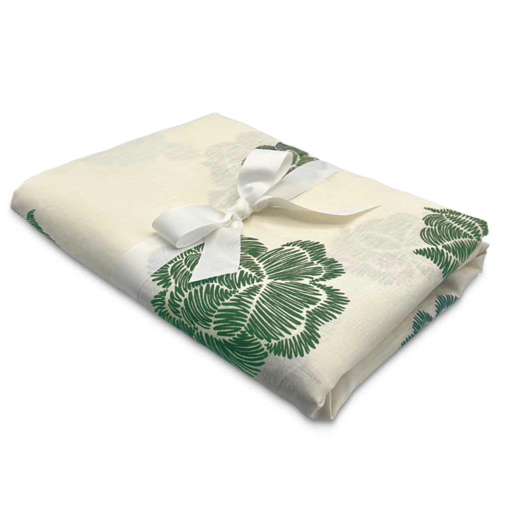 Mantel de Mesa Rectangular en Lino Blanco con Flores Verdes 5 x 2.7m, de la colección Identidad diseñada por Sofía Aspe Interiorismo para Zash