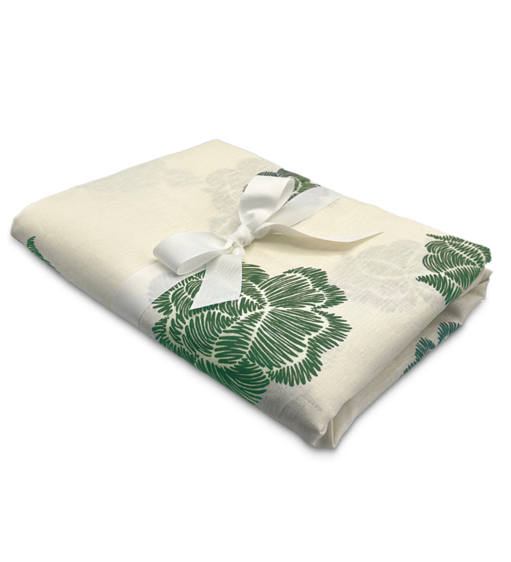 Mantel de Mesa Rectangular en Lino Blanco con Flores Verdes 5 x 2.7m, de la colección Identidad diseñada por Sofía Aspe Interiorismo para Zash
