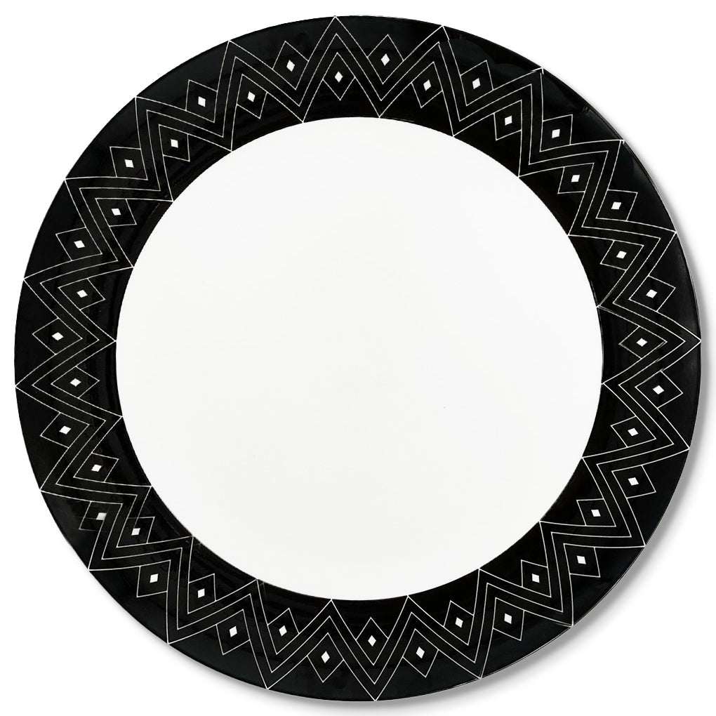Bajoplato de porcelana blanco con borde negro con decoraciones geométricas, de la colección de Identidad diseñada por Sofia Aspe Interiorismo para Zash