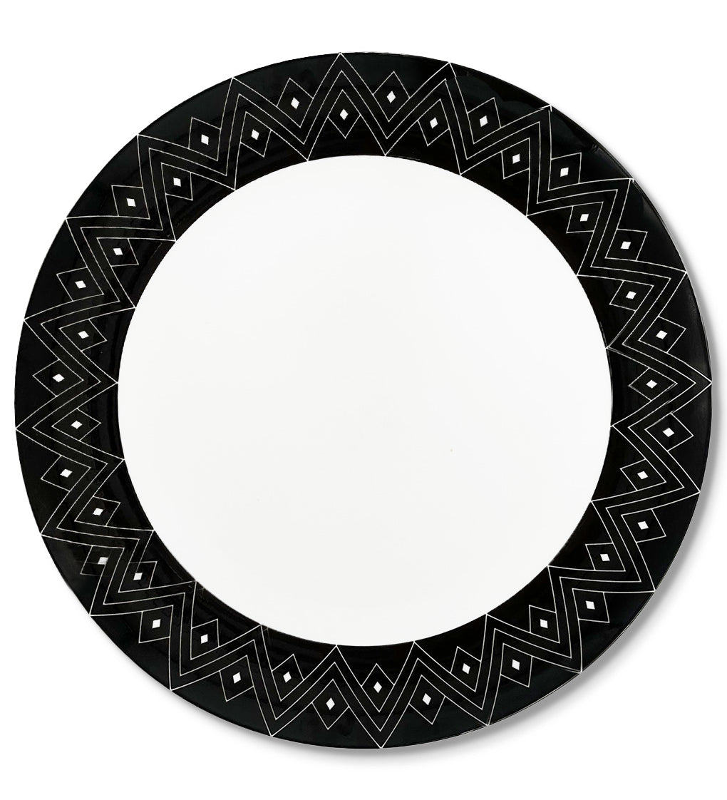 Bajoplato de porcelana blanco con borde negro con decoraciones geométricas, de la colección de Identidad diseñada por Sofia Aspe Interiorismo para Zash