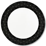 Bajoplato de porcelana blanco con borde negro con decoraciones geométricas, de la colección de Identidad diseñada por Sofia Aspe Interiorismo para Zash